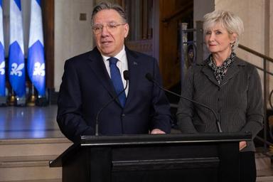 PM du Québec accompagné de son épouse Isabelle Brais lors du point de presse