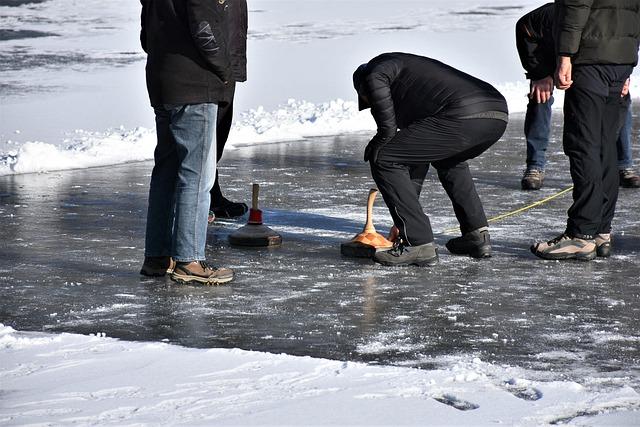  Partie de curling sur un lac gelé en Bavière.