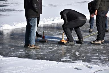  Partie de curling sur un lac gelé en Bavière.