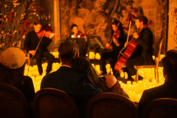 Deux amoureux écoutant un concert