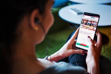 Jeune femme sur son téléphone 