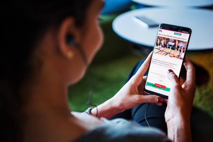 Jeune femme sur son téléphone 