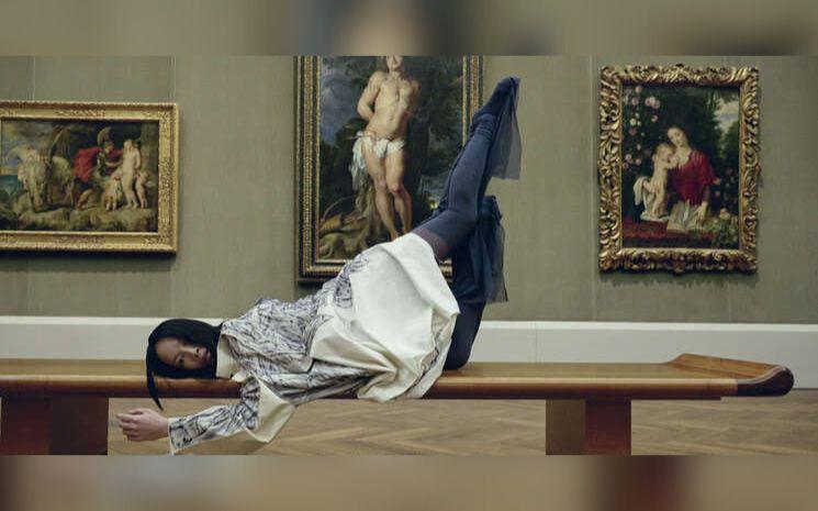 Mannequin qui pose avec des vêtements de designers dans la Gemäldegalerie devant un tableau