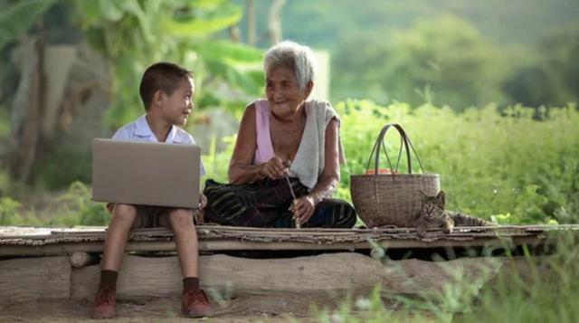 Jeune Thailandais avec un ordinateur et sa grand-mère 