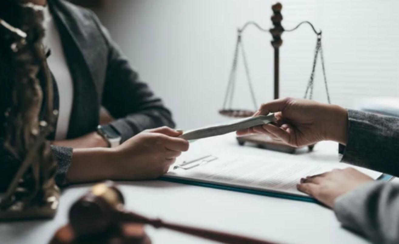 Corruption avec liasse de billets 