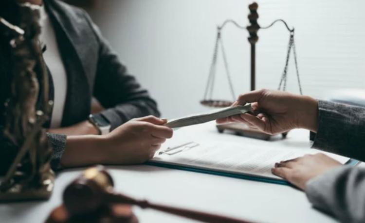 Corruption avec liasse de billets 