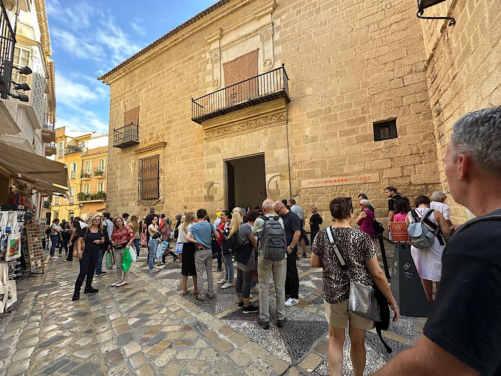 Visiteurs à l'entrée principale du musée Picasso de Malaga, rue San Agustín © Musée Picasso de Malaga