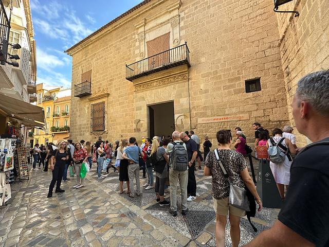 Visiteurs à l'entrée principale du musée Picasso de Malaga, rue San Agustín © Musée Picasso de Malaga