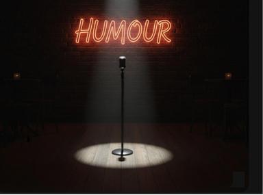 Un micro sur un scène avec le signe Humour derrière