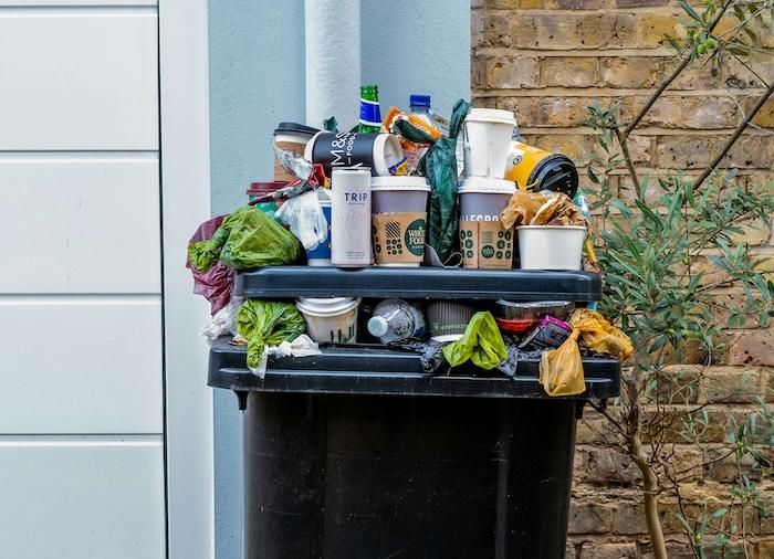 poubelle qui déborde de déchets