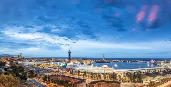 vue du port industriel de barcelone