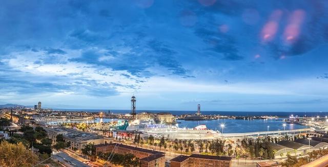 vue du port industriel de barcelone