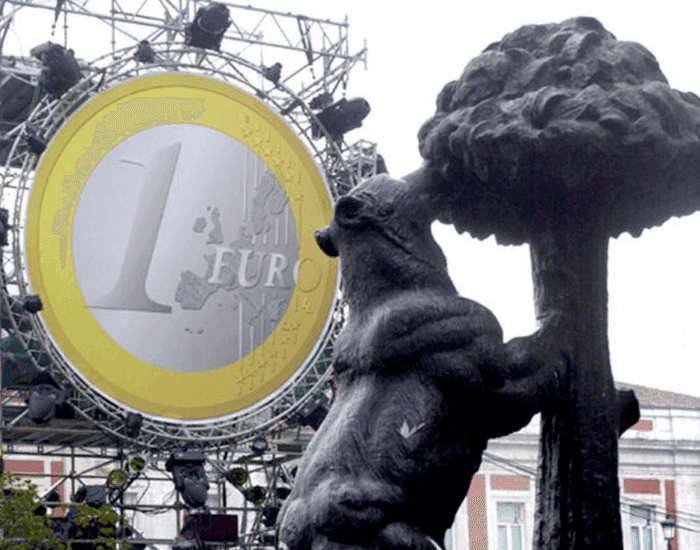 Statue de l'Ours et de l'Arbousier à Madrid en 2001 avec un euro en arrière fond