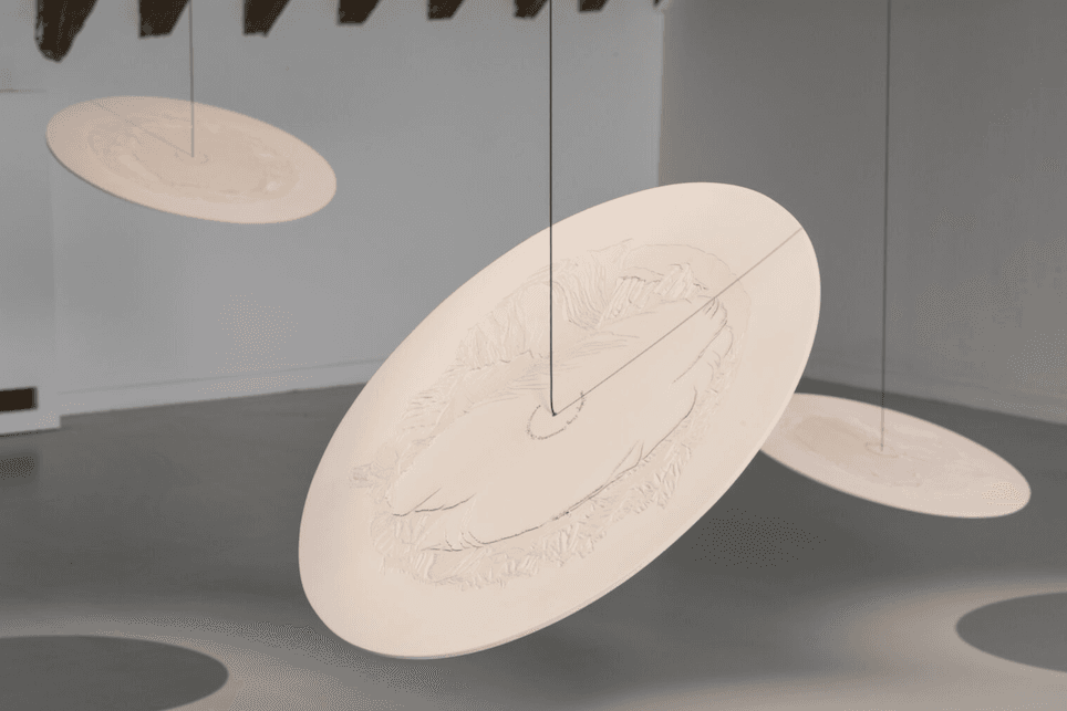 oeuvre blanche forme de soucoupe 