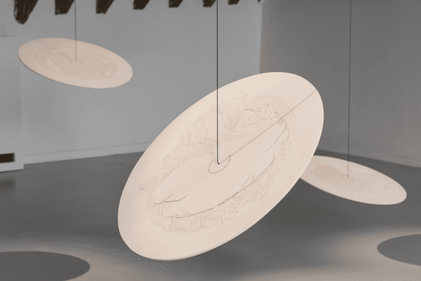 oeuvre blanche forme de soucoupe 