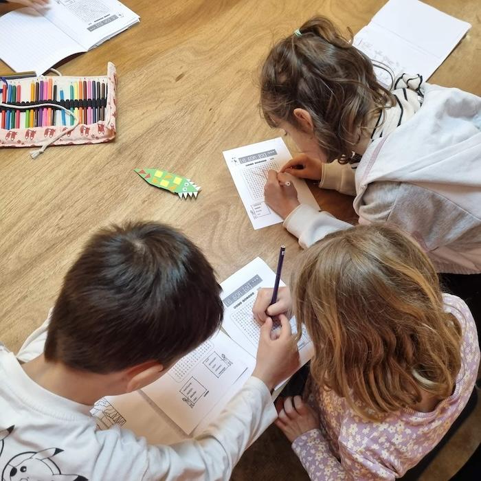 des enfants de dos en train de dessiner dans un atelier Flam 