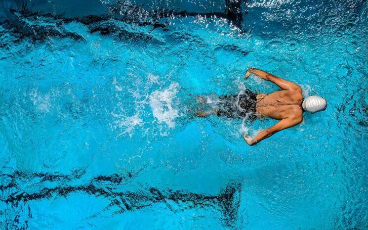 nageur dans une piscine