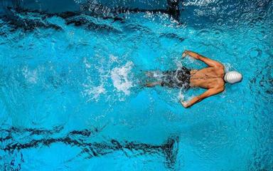 nageur dans une piscine