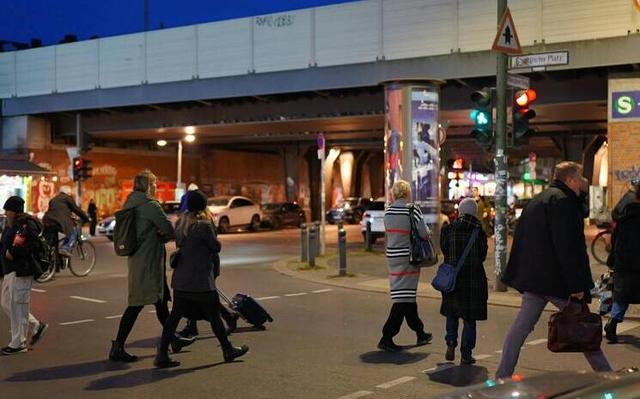 piétons qui traversent la rue