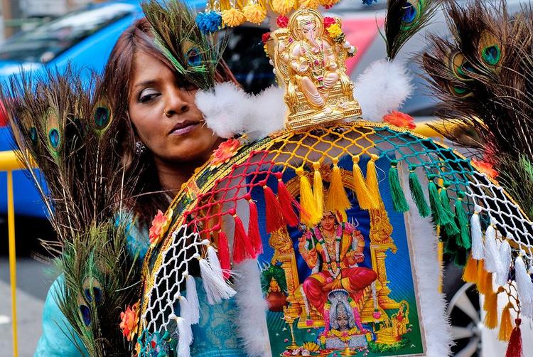 Une femme lors de Thaipusam à Singapour