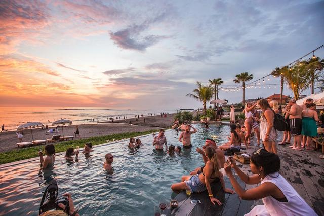 tourists-beach-club-bali