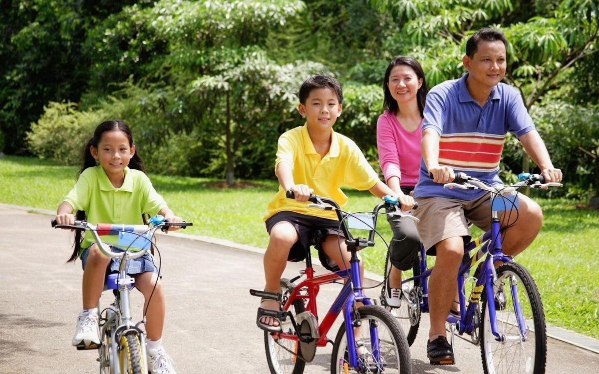 Una famille fait du vélo à Singapour