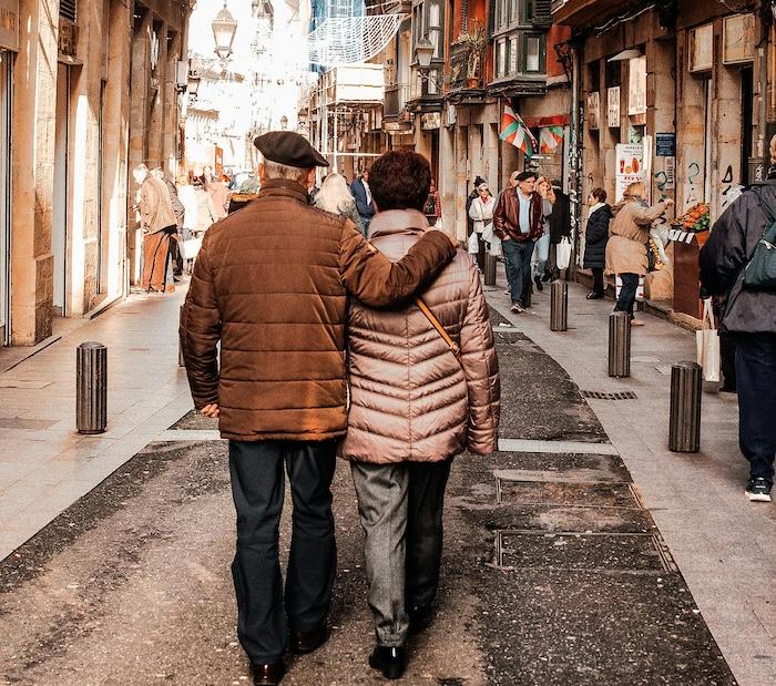 couple marchant dans la rue à bilbao