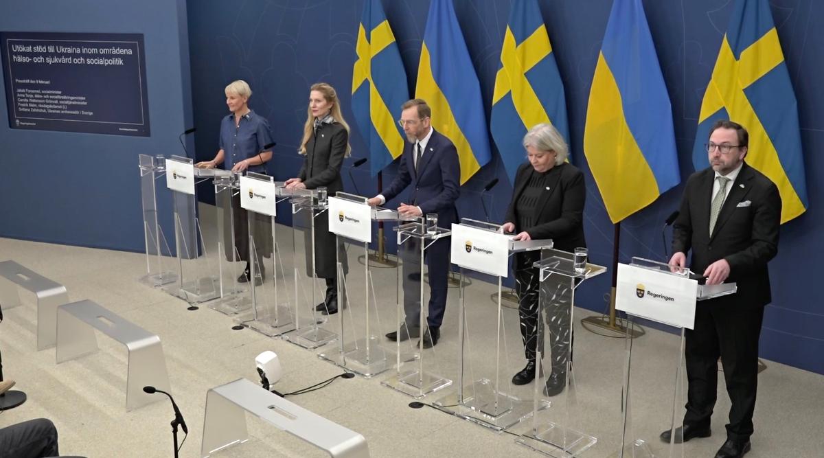 Ministres suédois debout derrière des pupitres lors d'une conférence devant les drapeaux suédois et ukrainiens