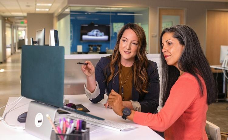 Femmes_ordinateur_10