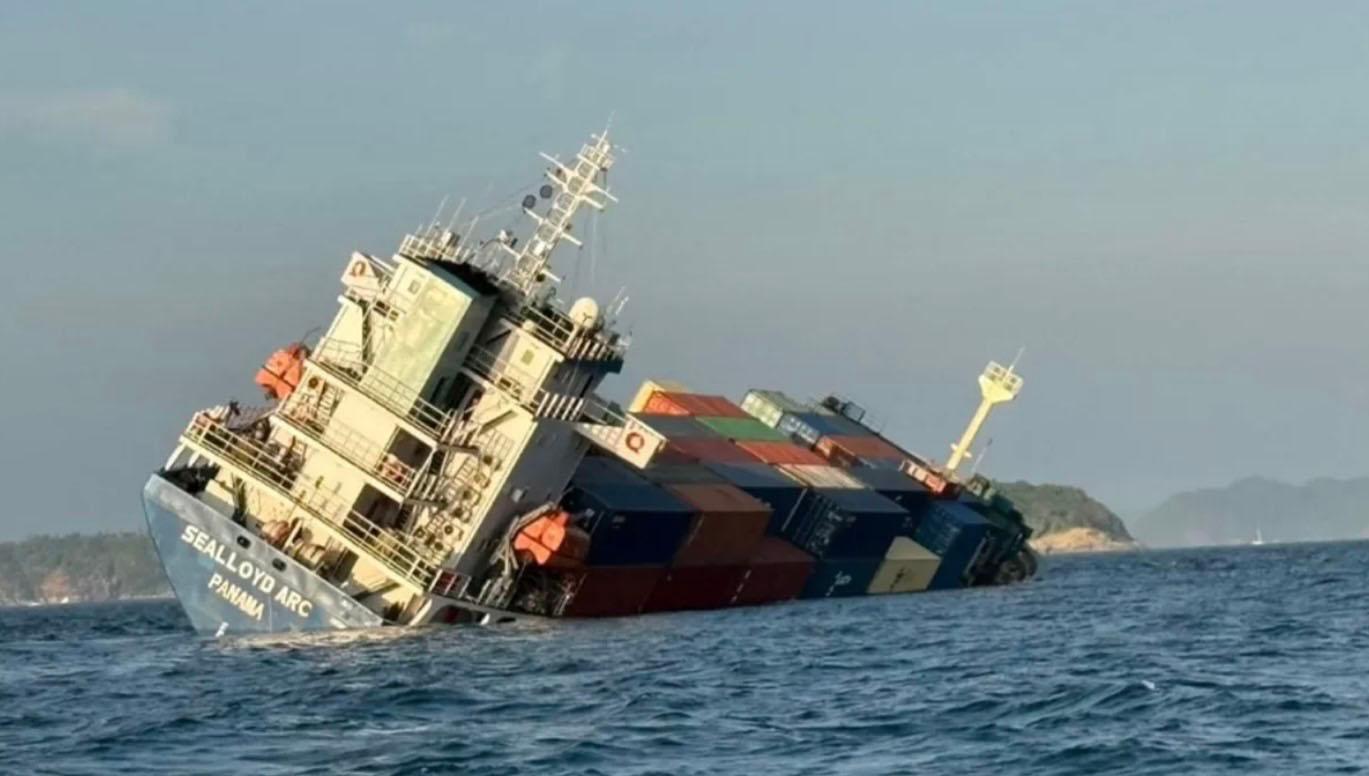 Porte-conteneurs coulé au large de Phuket