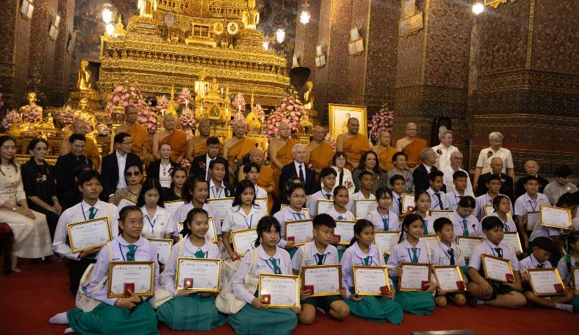 Élèves guides au Wat Pho reçoivent leur diplôme 