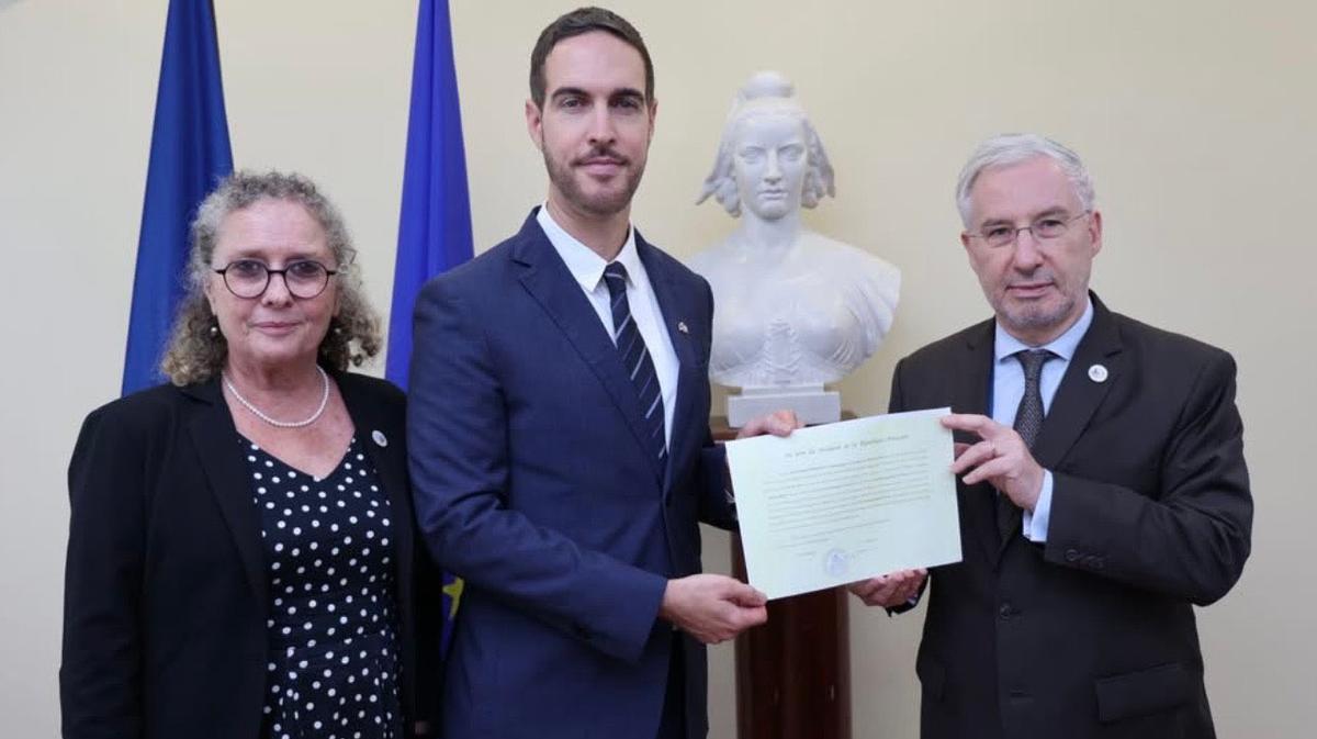 Le nouveau Consul honoraire de France à Chiang Mai entre la Consule et l’Ambassadeur de France en Thaïlande 