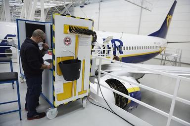 Ouvrier effectuant des travaux, hangar de Ryanair à Séville, (E.P. @EPSevilla)