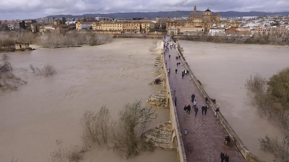 Vue de la crue du fleuve Guadalquivir à Cordoue. 