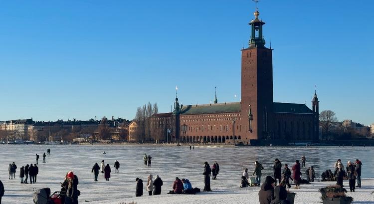 Des promeneurs s’aventurent sur la glace de la baie de Riddarfjärden, à Stockholm
