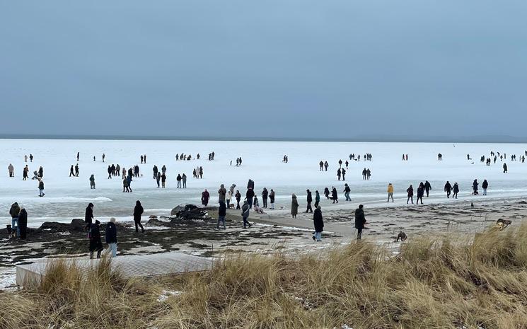 Mer Baltique gelée sur la plage de Scharbeutz