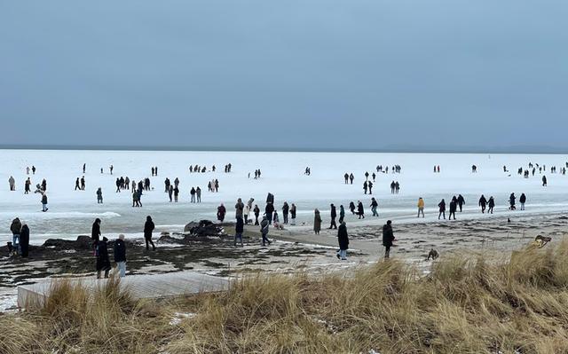 Mer Baltique gelée sur la plage de Scharbeutz