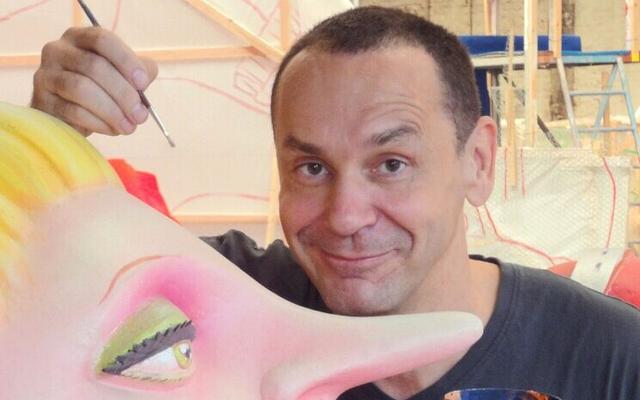 Photo de Jacques Tilly qui peint l'une de ses sculptures