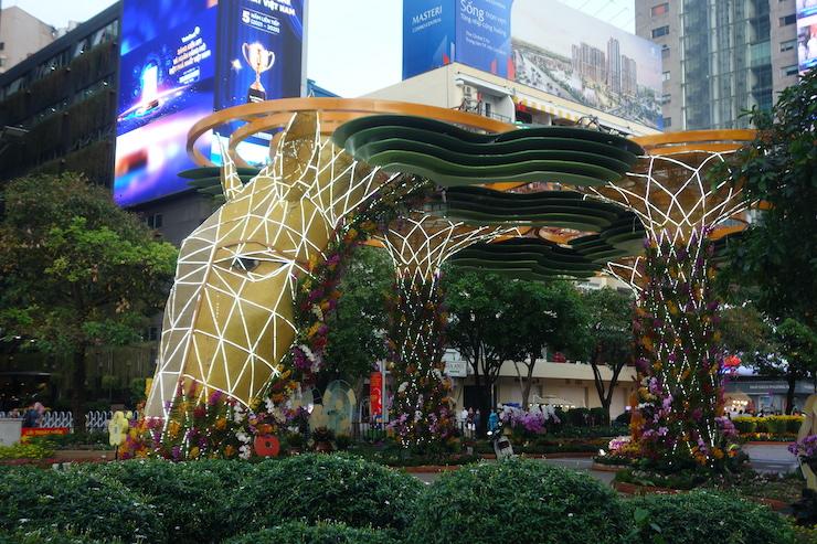 Nguyen Hue, la rue des fleurs, décorée et animée pendant la période du Têt