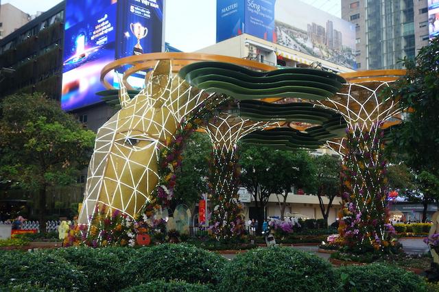 Nguyen Hue, la rue des fleurs, décorée et animée pendant la période du Têt