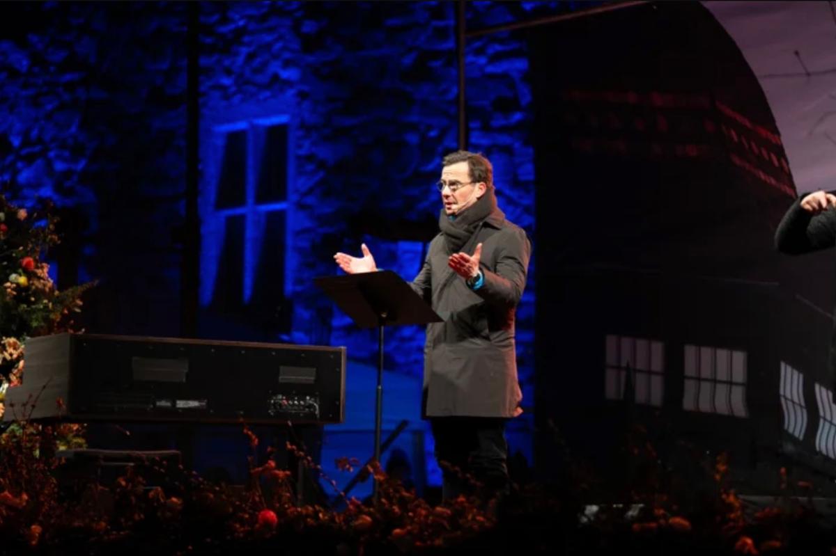 Premier ministre suédois debout à l'extérieur lors d'un discours