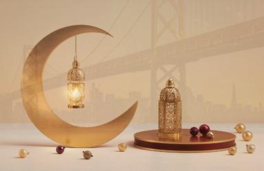 La lantern et le croissant du Ramadan avec le pont de San Francisco
