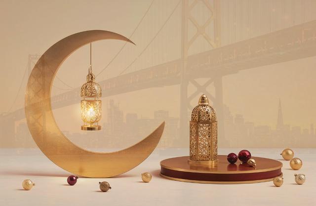 La lantern et le croissant du Ramadan avec le pont de San Francisco