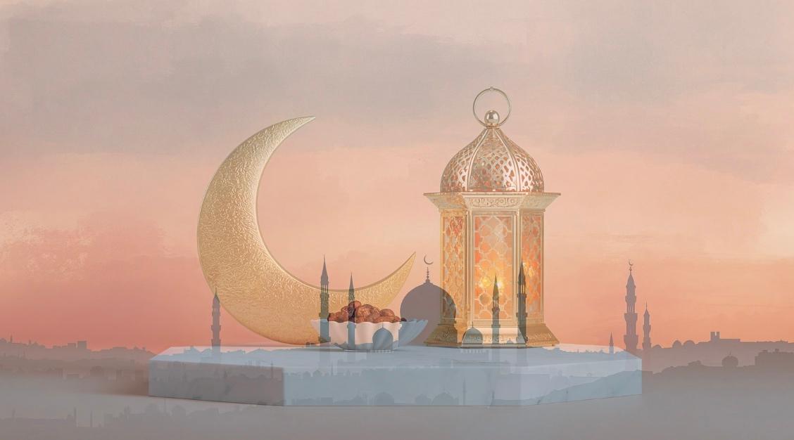 Une mosquée, le croissant de lune et une lanterne