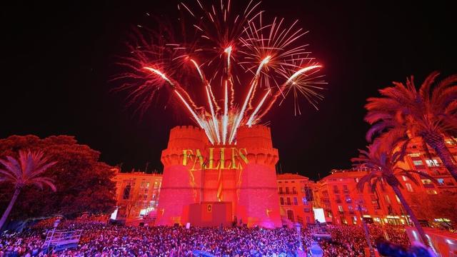 crida et lumières rouges devant les torres de serranos à valencia pour les fallas