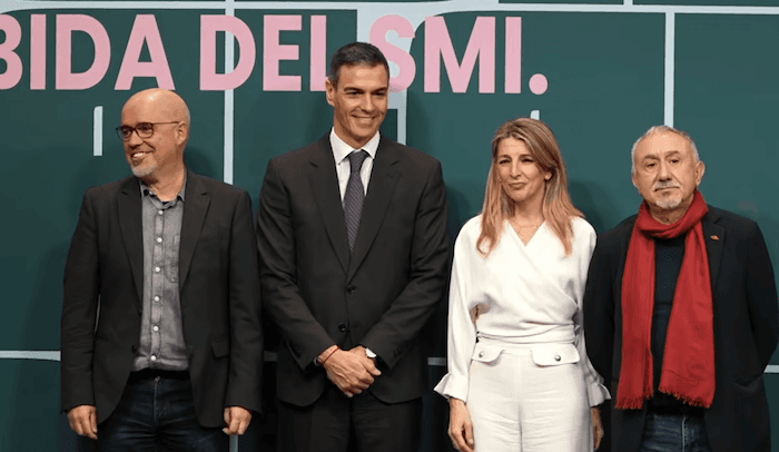 Pedro Sánchez préside la signature de l’accord sur la hausse du salaire minimum.