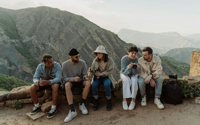 Des jeunes devant une montagne.