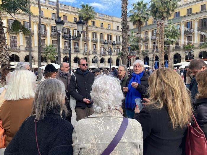 pierre-lunel sur la plaça real avec le groupe de barcelone accueil