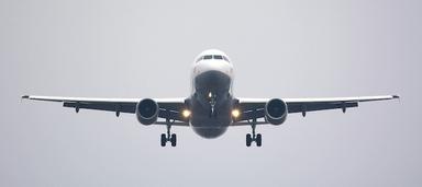 avion commercial blanc de face en phase de décollage 