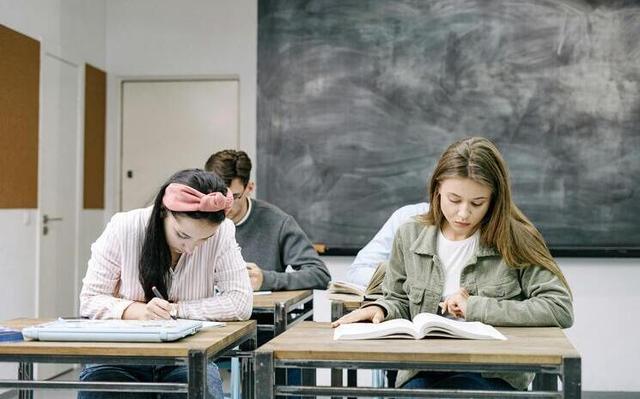 Deux étudiantes en classe qui révisent